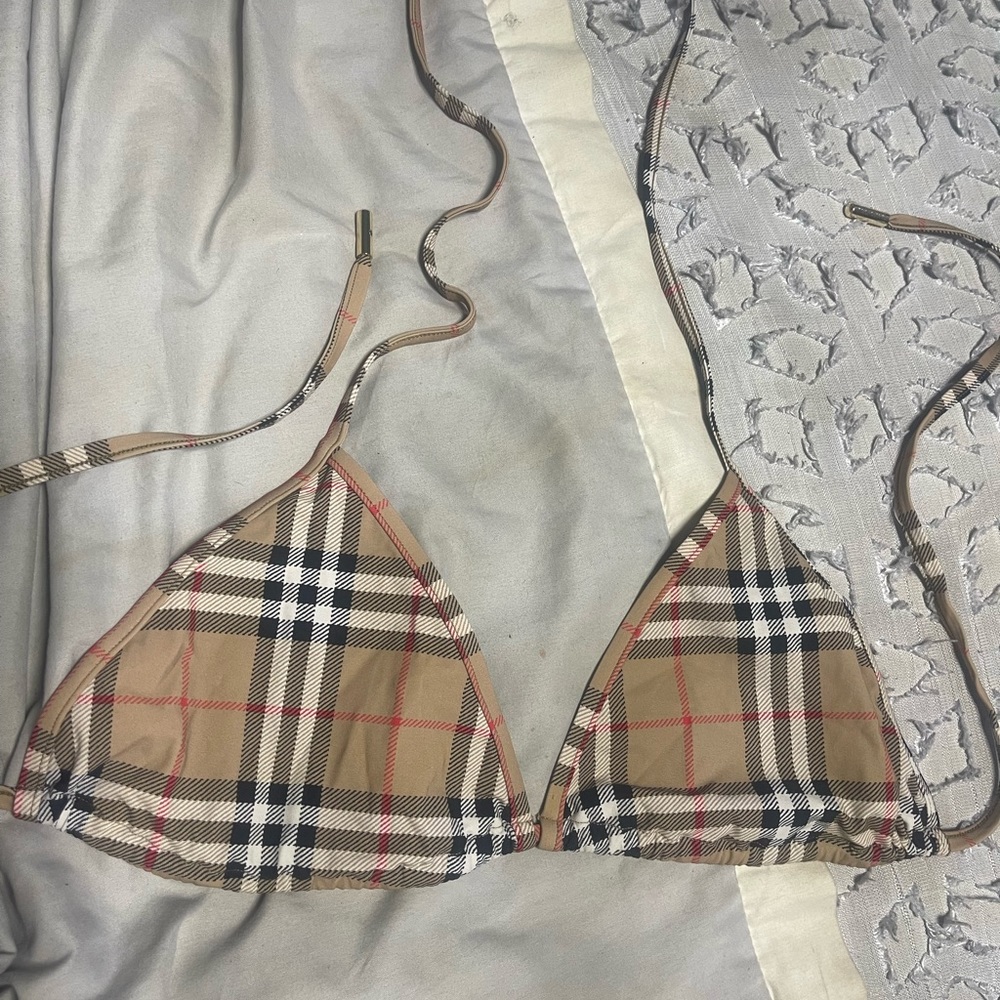 A triangle bikini top in Burberry Check.
Stretch nylon. Ties on neck and back XL